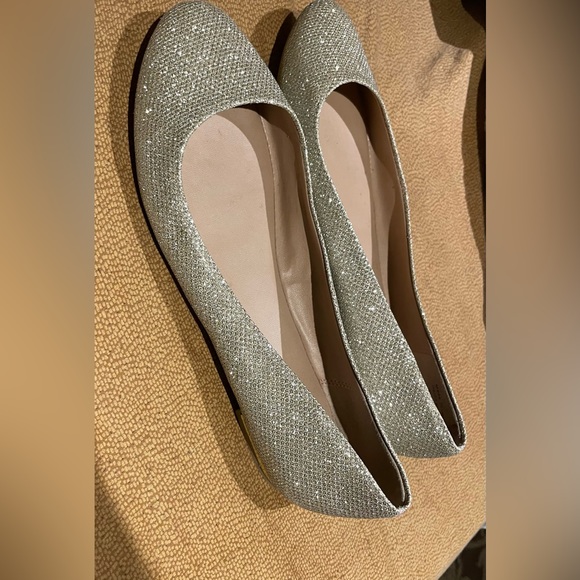 CALL IT SPRING GOLD FLATS SIZE 6 WOMEN’S - Picture 3 of 10